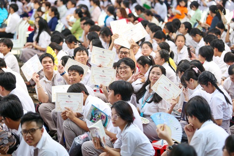 Cân nhắc chuyện thu quỹ phụ huynh liên hoan cuối năm- Ảnh 1. Ở nhiều trường tại TP.HCM, kinh phí khen thưởng cho học sinh cũng cần sự chung tay của phụ huynh - Ảnh: PHƯƠNG QUYÊN