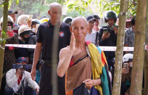 Ông Lê Anh Tú (Thích Minh Tuệ) khi đi qua Quảng Trị ngày 28-5 - Ảnh: ĐỨC TÀI Ông Lê Anh Tú (Thích Minh Tuệ) khi đi qua Quảng Trị ngày 28-5 - Ảnh: ĐỨC TÀI