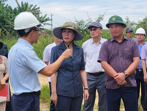 Gần 3 tháng khuyết chức danh chủ tịch, Quảng Ngãi thành lập Ban chỉ đạo công trình trọng điểm- Ảnh 2. Ông Đặng Ngọc Huy (phải), phó bí thư thường trực Tỉnh ủy Quảng Ngãi, sẽ làm trưởng Ban chỉ đạo các công trình trọng điểm tỉnh - Ảnh: T.M.