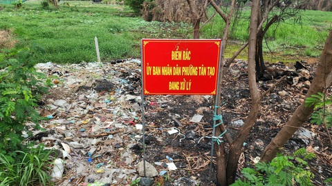 Phường Tân Tạo cắm bảng 'điểm rác', 'đang xử lý' nơi ngập rác y tế ở quận Bình Tân- Ảnh 1. Bảng có nội dung