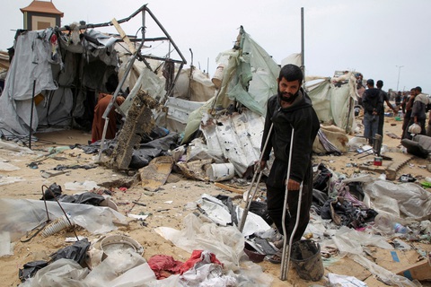 Khu lều trại bị hư hại sau cuộc tấnc ông của Israel ở Rafah, phía Nam Dải Gaza - Ảnh: REUTERS Khu lều trại bị hư hại sau cuộc tấn công của Israel ở Rafah, phía Nam Dải Gaza - Ảnh: REUTERS