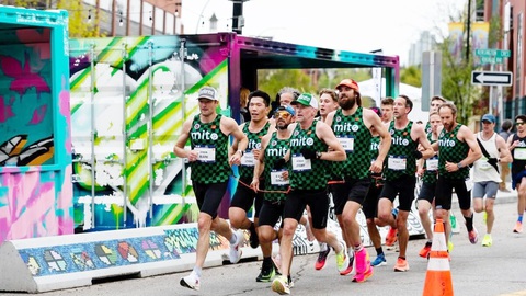 11 runner phá kỷ lục half marathon theo cách độc lạ- Ảnh 1. 11 runner phá kỷ lục half marathon theo cách độc lạ