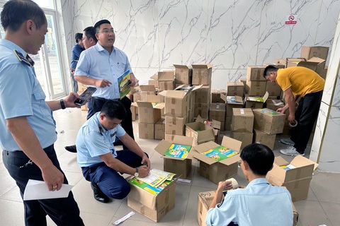 Tạm giữ hơn 33.000 cuốn sách giáo khoa nghi là hàng giả- Ảnh 1. Lực lượng quản lý thị trường kiểm tra, tạm giữ hơn 33.000 sách giáo khoa các loại có dấu hiệu giả mạo nhãn hàng hóa Nhà xuất bản Giáo Dục Việt Nam - Ảnh: CTV