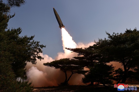 Triều Tiên phóng một loạt tên lửa tầm ngắn - Ảnh: KCNA Triều Tiên phóng một loạt tên lửa tầm ngắn - Ảnh: KCNA