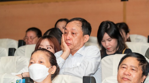 Nước mắt cha rơi trong ngày con tốt nghiệp- Ảnh 5. Nước mắt một người cha tại lễ tốt nghiệp. Ông khóc có lẽ vì hạnh phúc khi chứng kiến khoảnh khắc con mình trưởng thành - Ảnh: N.T.