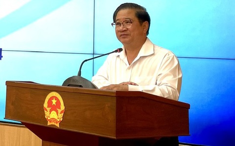 Còn tình trạng ‘trên nóng, dưới lạnh’ trong giải quyết thủ tục hành chính ở Cần Thơ- Ảnh 1. Chủ tịch UBND TP Cần Thơ Trần Việt Trường phát biểu tại hội nghị đối thoại với doanh nghiệp - Ảnh: N.B