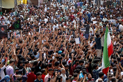 Lễ tưởng niệm cố Tổng thống Iran Ebrahim Raisi ở Budgam, Ấn Độ, ngày 24-5 - Ảnh: REUTERS Lễ tưởng niệm cố Tổng thống Iran Ebrahim Raisi ở Budgam, Ấn Độ, ngày 24-5 - Ảnh: REUTERS