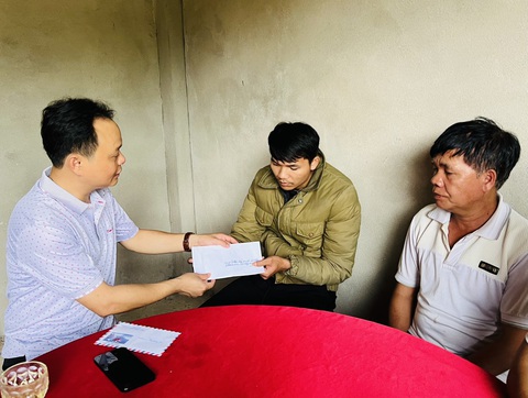 Xót thương cậu học trò nghèo hiếu thảo đuối nước khi cùng ông đi câu cá- Ảnh 4. Ông Nguyễn Mạnh Hùng (bìa trái) trao tiền hỗ trợ cho gia đình em Lê Đức Trọng Hiếu - Ảnh: NGỌC LINH