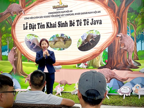 Tê tê chào đời từ mẹ từng bị bắt giết thịt được đặt tên Sam, được làm giấy khai sinh- Ảnh 3. Buổi lễ đặt tên cho Sam được tổ chức trang trọng - Ảnh: BẢO CHI