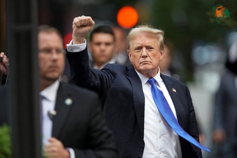 Khoảnh khắc tòa tuyên ông Trump 34 lần có tội: Phòng xử án như 'hóa đá'- Ảnh 2. Cựu tổng thống Mỹ Donald Trump sau khi rời phiên tòa ngày 30-5 - Ảnh: REUTERS