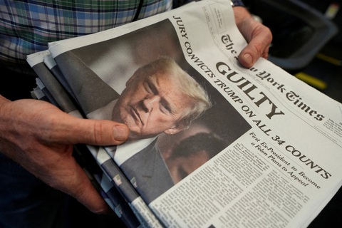Nga nói ông Trump bị kết tội vì đấu đá chính trị, Thủ tướng Hungary ủng hộ ông Trump- Ảnh 1. Báo New York Times đăng tin cựu tổng thống Mỹ Donald Trump bị bồi thẩm đoàn tuyên có tội trong phiên tòa ngày 30-5 - Ảnh: REUTERS