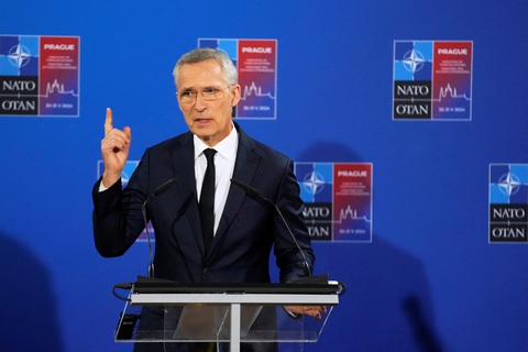 Ukraine dùng vũ khí phương Tây để tự vệ không phải là leo thang căng thẳng- Ảnh 1. Tổng thư ký NATO Jens Stoltenberg tại Praha (Czech) ngày 31-5 - Ảnh: REUTERS