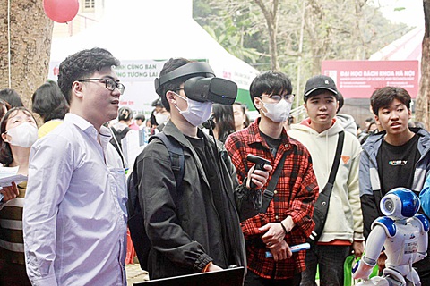 Tốt nghiệp chưa thi, trường nghề đã khai giảng- Ảnh 1. Sinh viên tìm hiểu thông tin tuyển sinh tại Trường cao đẳng Cơ điện Hà Nội trong Ngày hội tư vấn tuyển sinh - hướng nghiệp năm 2024 của báo Tuổi Trẻ - Ảnh: HCEM