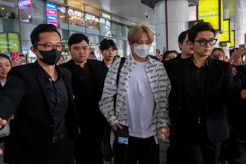 Xiumin tại sân bay Nội Bài, tay anh cầm cốc mỳ ăn liền được người hâm mộ Việt tặng - Ảnh: NVCC Xiumin tại sân bay Nội Bài, tay anh cầm cốc mì ăn liền được người hâm mộ Việt tặng - Ảnh: NVCC