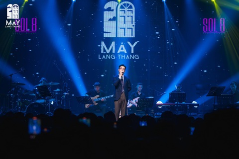 Mây lang thang hé lộ chuỗi live concert 'chất lừ' mừng tuổi lên 5- Ảnh 2. Vũ. tại sân khấu Mây lang thang