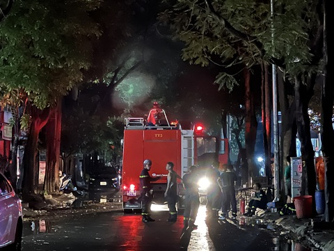 Cháy quán ăn ở Hà Nội giữa đêm, lửa phụt sáng kèm tiếng nổ- Ảnh 2. Hiện trường vụ cháy - Ảnh: DANH TRỌNG