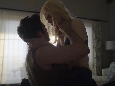 Phân cảnh tình cảm của cặp đôi Nicole Kidman và Zac Efron - Ảnh: Netflix Phân cảnh tình cảm của cặp đôi Nicole Kidman và Zac Efron - Ảnh: Netflix