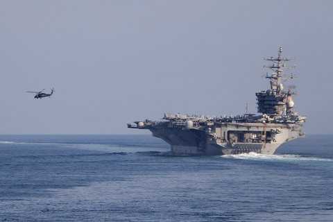 Houthi tấn công tàu sân bay Mỹ Eisenhower- Ảnh 1. Tàu sân bay USS Dwight D. Eisenhower của Mỹ đi qua eo biển Hormuz tháng 11-2023 - Ảnh: AFP