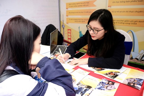Những ngả đường du học trở về - Kỳ 3: Bí kíp vượt khó và tỏa sáng- Ảnh 3. Nhiều người tìm đến các cơ sở tư vấn du học có uy tín từ sớm để có thông tin nhiều hơn về môi trường học tập ở nước ngoài - Ảnh: NGUYÊN BẢO