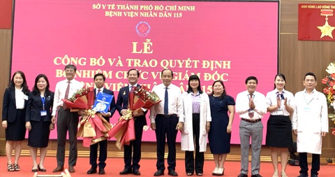 Bác sĩ Trần Văn Sóng được bổ nhiệm làm giám đốc Bệnh viện Nhân dân 115- Ảnh 1. Bác sĩ Trần Văn Sóng (thứ 4 từ trái qua) được bổ nhiệm làm giám đốc Bệnh viện Nhân dân 115 (TP.HCM) - Ảnh: P.T.