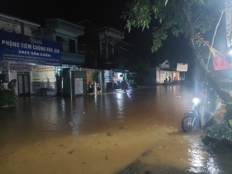 Hai anh em ruột bị lũ cuốn khi đi qua suối- Ảnh 1. Mưa lớn gây ngập úng đường ở xã Cát Thịnh, huyện Văn Chấn, tỉnh Yên Bái - Ảnh: V. Chấn