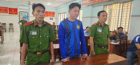Bắt 2 nghi phạm bao chiếm, 'bảo kê' trên vùng biển Kiên Giang- Ảnh 2. Công an huyện An Minh bắt tạm giam bị can Thái Quốc Tịnh - Ảnh: VĂN VŨ