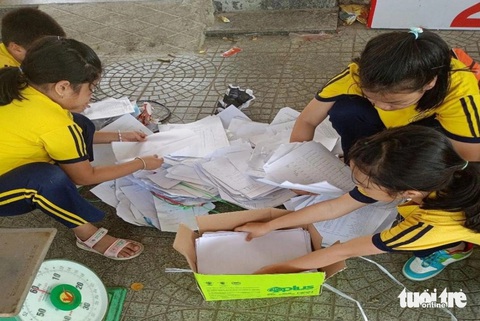 Sợ kiểm toán rác, học sinh Đà Nẵng nhắc nhau bớt xả- Ảnh 1. Học sinh phân loại, kiểm toán rác ở trường - Ảnh: Đ.N.
