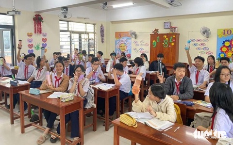 Sợ kiểm toán rác, học sinh Đà Nẵng nhắc nhau bớt xả- Ảnh 3. Dùng bình thay thế chai nhựa dùng 1 lần - Ảnh: Đ.N.