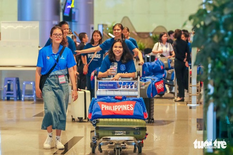 Nam thanh nữ tú rạng rỡ trước Đại hội thể thao học sinh Đông Nam Á- Ảnh 2. Đoàn Philippines rạng rỡ tại sân bay Đà Nẵng