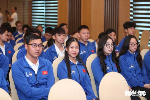 Nam thanh nữ tú rạng rỡ trước Đại hội thể thao học sinh Đông Nam Á- Ảnh 6. Đại diện vận động viên đoàn Việt Nam tham dự lễ xuất quân chiều 30-5