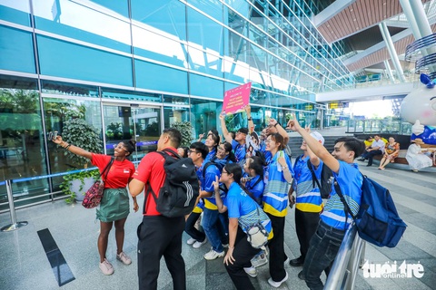 Nam thanh nữ tú rạng rỡ trước Đại hội thể thao học sinh Đông Nam Á- Ảnh 13. Thành viên các đoàn gặp gỡ, giao lưu với nhau
