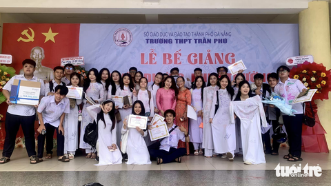 Cô chủ nhiệm gói quà, viết 40 tấm thiệp tặng học trò, nhận ‘mưa’ lời khen- Ảnh 3. Cô Kim Tùng (áo dài hồng) cùng lớp 12/8 - Ảnh: N.V.