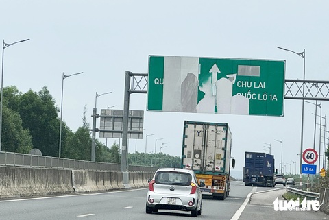 Tài xế 'rối não' với biển báo trên đường cao tốc Đà Nẵng - Quảng Ngãi- Ảnh 1. Nhìn biển báo này trên cao tốc Đà Nẵng - Quảng Ngãi, nhiều tài xế không hiểu chỉ dẫn gì - Ảnh: LÊ TRUNG