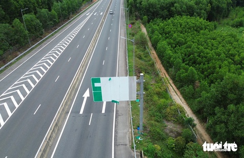 Tài xế 'rối não' với biển báo trên đường cao tốc Đà Nẵng - Quảng Ngãi- Ảnh 3. Không thể biết tấm biển báo này chỉ dẫn gì - Ảnh: LÊ TRUNG