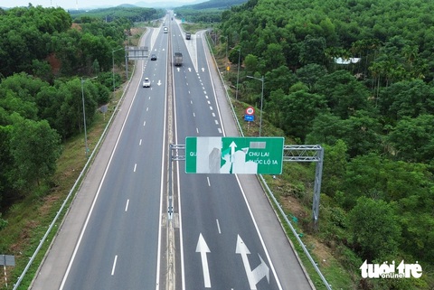 Tài xế 'rối não' với biển báo trên đường cao tốc Đà Nẵng - Quảng Ngãi- Ảnh 4. Biển báo hướng Tam Kỳ vào Núi Thành gần trạm thu phí Chu Lai bị bong tróc nhìn rất nhếch nhác - Ảnh: LÊ TRUNG
