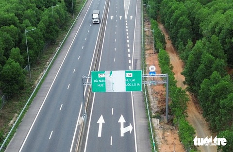 Tài xế 'rối não' với biển báo trên đường cao tốc Đà Nẵng - Quảng Ngãi- Ảnh 5. Biển báo hướng Quảng Ngãi đến Núi Thành cũng tương tự - Ảnh: LÊ TRUNG