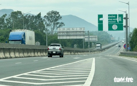 Tài xế 'rối não' với biển báo trên đường cao tốc Đà Nẵng - Quảng Ngãi- Ảnh 7. Nhìn biển báo này, cánh tài xế không biết là báo điều gì - Ảnh: LÊ TRUNG