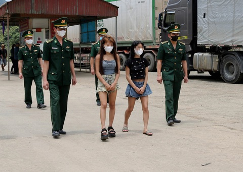 Giải cứu hai cô gái bị lừa bán sang 3 nước trong 5 năm- Ảnh 1. Hai nạn nhân được giải cứu, đưa về nước an toàn qua cửa khẩu quốc tế Cầu Treo - Ảnh: H.A.