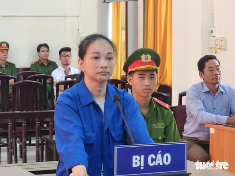 Hoãn phiên tòa vì thiếu văn phòng công chứng trong vụ lừa đảo 15 tỉ đồng- Ảnh 1. Bị cáo Đặng Thị Thúy Lam đã giả chữ ký để làm giấy ủy quyền, rồi dùng giấy đó lừa đảo chiếm đoạt tài sản 15 tỉ đồng - Ảnh: BỬU ĐẤU
