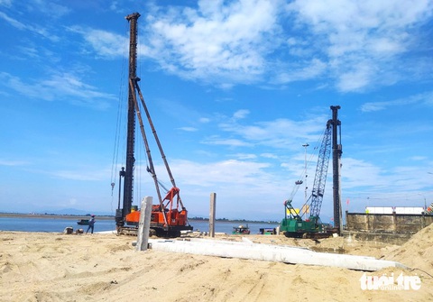 Mở rộng cảng cá Thạch Kim từ nguồn tiền bồi thường của Formosa- Ảnh 1. Đơn vị thi công đóng cọc nhồi tại dự án đầu tư mở rộng cảng cá Thạch Kim - Ảnh: LÊ MINH