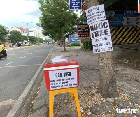 Cơm treo miễn phí tại TP Thủ Đức, ai thấy cũng ấm lòng- Ảnh 1. Thùng cơm treo miễn phí trên đường Lê Văn Việt, TP Thủ Đức - Ảnh: HIỀN ANH