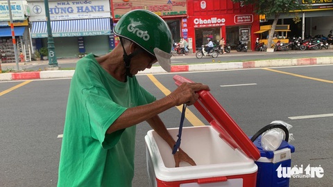 Cơm treo miễn phí tại TP Thủ Đức, ai thấy cũng ấm lòng- Ảnh 3. Trưa nay, chú Chinh đã có cơm treo miễn phí - Ảnh: HIỀN ANH