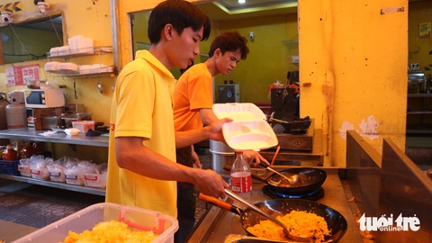 Cơm treo miễn phí tại TP Thủ Đức, ai thấy cũng ấm lòng- Ảnh 5. Cơm treo miễn phí tại TP Thủ Đức, ai thấy cũng ấm lòng- Ảnh 5.