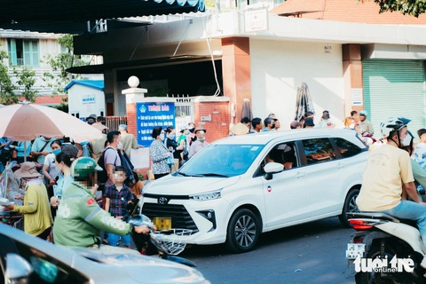 Đến Bệnh viện Mắt, mệt mắt vì giao thông lộn xộn, đông đúc- Ảnh 4. Cổng số 2 Bệnh viện Mặt có mặt đường tại đường Nguyễn Thông thường xuyên xảy ra tình trạng ùn ứ giao thông - Ảnh: THANH HIỆP