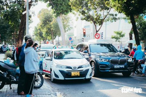 Đến Bệnh viện Mắt, mệt mắt vì giao thông lộn xộn, đông đúc- Ảnh 5. Đường Nguyễn Thông chỉ có 2 làn xe nên khi một chiếc taxi dừng đón khách thì các xe khác phải lách sang làn đối diện để vượt lên - Ảnh: THANH HIỆP