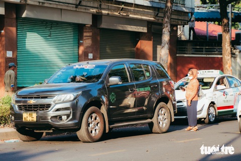 Đến Bệnh viện Mắt, mệt mắt vì giao thông lộn xộn, đông đúc- Ảnh 6. Không chỉ xe taxi, nhiều bệnh nhân, người nhà bệnh nhân gọi luôn