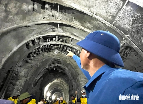 Vị trí xảy ra sạt lở bên trong hầm đường sắt Chí Thạnh đã được khoan neo gia cố - Ảnh: NGUYỄN HOÀNG Vị trí xảy ra sạt lở bên trong hầm đường sắt Chí Thạnh đã được khoan neo gia cố - Ảnh: NGUYỄN HOÀNG