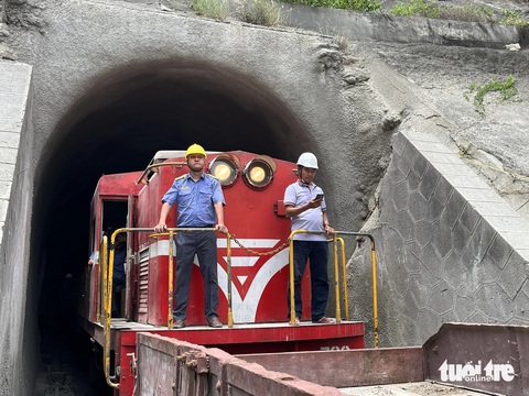 Đoàn tàu công trình của ngành đường sắt tiến hành thử tải hầm Chí Thạnh - Ảnh: NGUYỄN HOÀNG Đoàn tàu công trình của ngành đường sắt tiến hành thử tải hầm Chí Thạnh - Ảnh: NGUYỄN HOÀNG