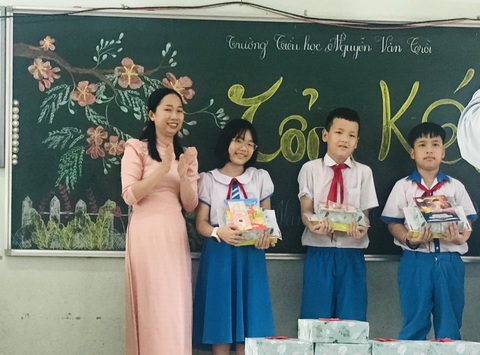 Trích lương 'ba cọc ba đồng', cô giáo trẻ tự mua quà khen tặng trò cuối năm- Ảnh 1. Cô giáo Trân luôn hết lòng vì niềm vui của học sinh - Ảnh: L.T.