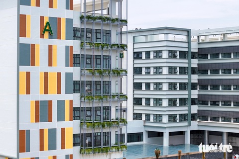 Cận cảnh 3 bệnh viện cửa ngõ TP.HCM sắp hoàn thành- Ảnh 12. Công trình cao 10 tầng với tổng diện tích sàn 78.281m², quy mô 1.000 giường bệnh. Tổng kinh phí đầu tư là 1.915 tỉ đồng. Ông Lý Bích - chỉ huy trưởng, Công ty cổ phần xây dựng số 5 (nhà thầu) - cho biết công trình đang đẩy nhanh tiến độ, công nhân tăng ca vào các ngày cuối tuần, dịp lễ để kịp hoàn thiện đưa vào sử dụng tháng 9 năm nay.